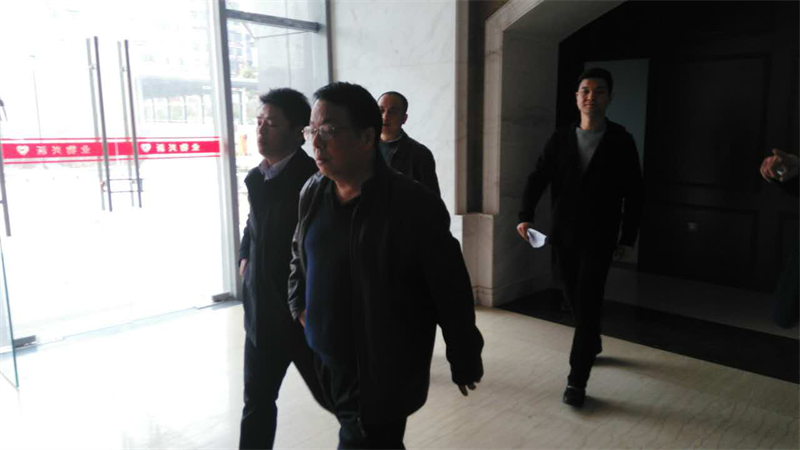 集團(tuán)公司總經(jīng)理萬(wàn)先逵、副總經(jīng)理周志宏一行親臨利民佳苑小區(qū)現(xiàn)場(chǎng)指導(dǎo)工作